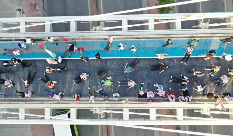 Köprüye çıkan yüzlerce kişi kırmızı boya sürüp Filistin’deki ölümlere tepki gösterdi