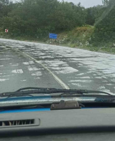 Mahya Dağı’nda doluya yakalanan araçlar benzinliğe sığındı