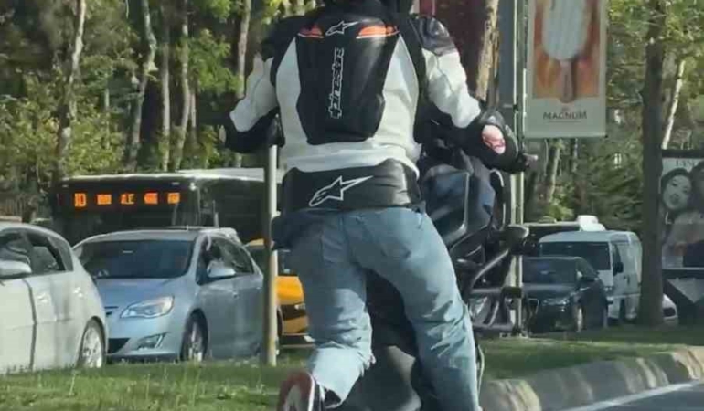Maslak’ta grupça tek teker giden motosikletliler kamerada: Trafiği tehlikeye düşürdüler