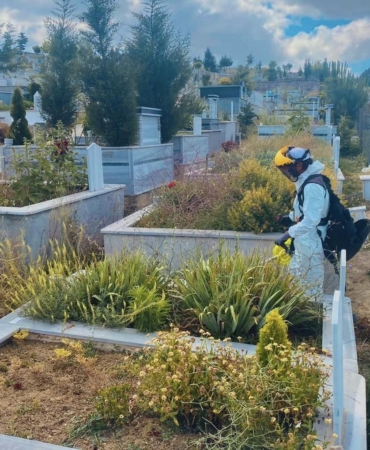 Mezarlıklar bayrama hazırlanıyor