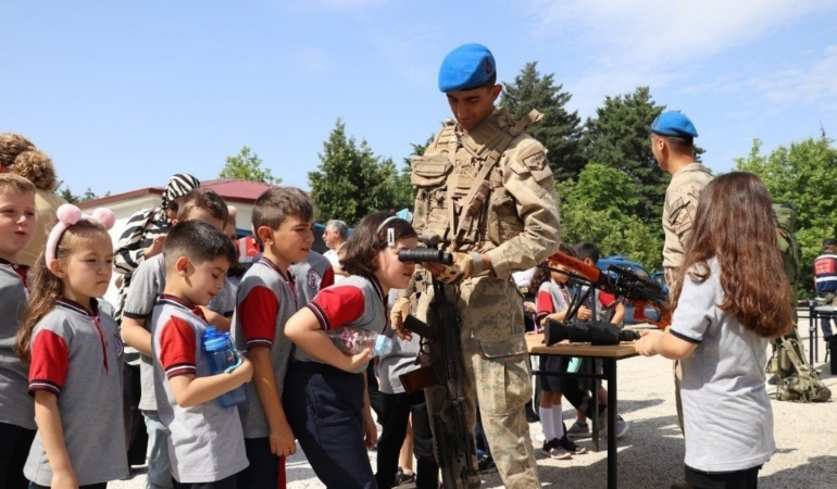 Minik öğrenciler jandarmanın çalışmalarına hayran kaldı