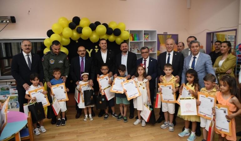 Öğrencilerin karne heyecanına ortak oldular