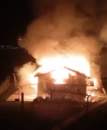 Ormanlık alandaki yazlık ev alev alev yandı