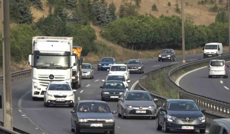 Otoyolda bayram tatili dolayısıyla akıcı yoğunluk sürüyor