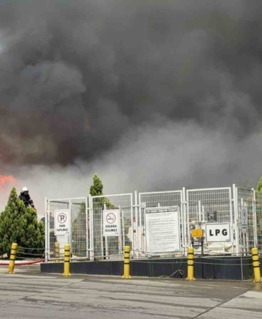 Palet fabrikasındaki yangına müdahale sürüyor