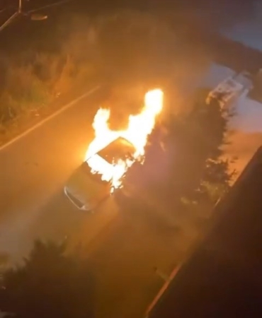 Park halindeki otomobil alev alev yandı