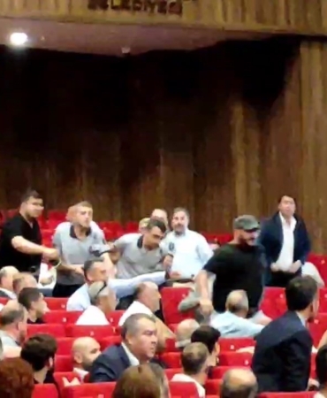 Salonda ipler gerildi: CHP’li milletvekilinin kuzeni "Seni vururum" diyerek koştu