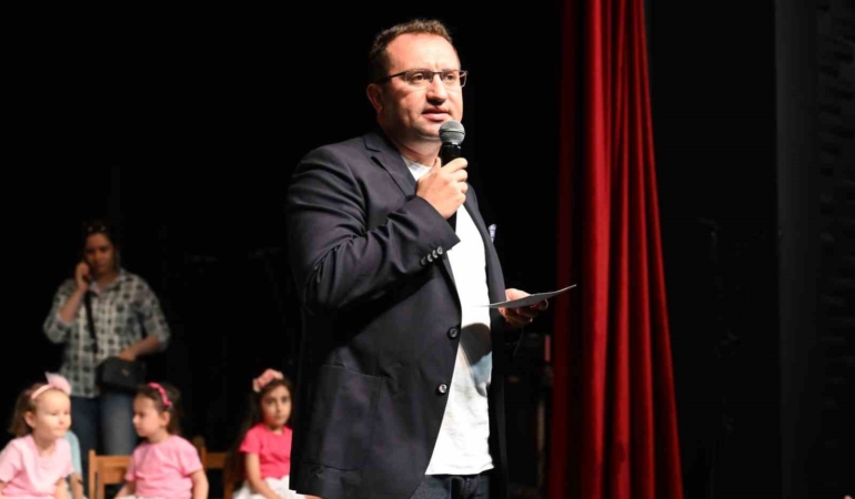 Sanat akademisi öğrencileri, yıl sonu programında yeteneklerini sergiledi