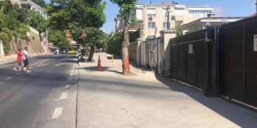 Sarıyer’de ağaca çarpan araç takla attı: Kaza anı kamerada