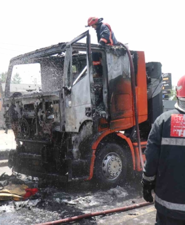 Seyir halindeki tır alev alev yandı