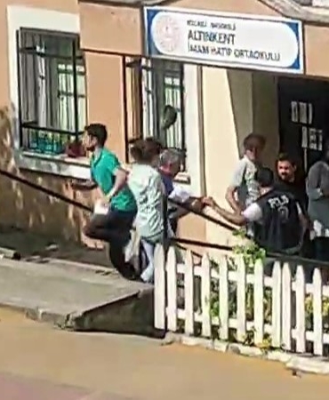 Sınava yetişmeyen öğrenci giriş belgesini çöpe atarak çaresizce evine döndü