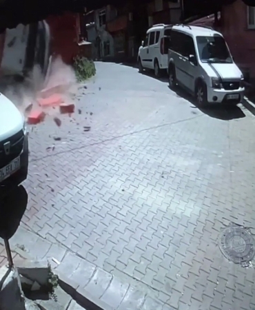 Şişli’de kamyonun balkonu yıkıp devrildiği anlar kamerada: Ortalığı savaş alanına çevirdi
