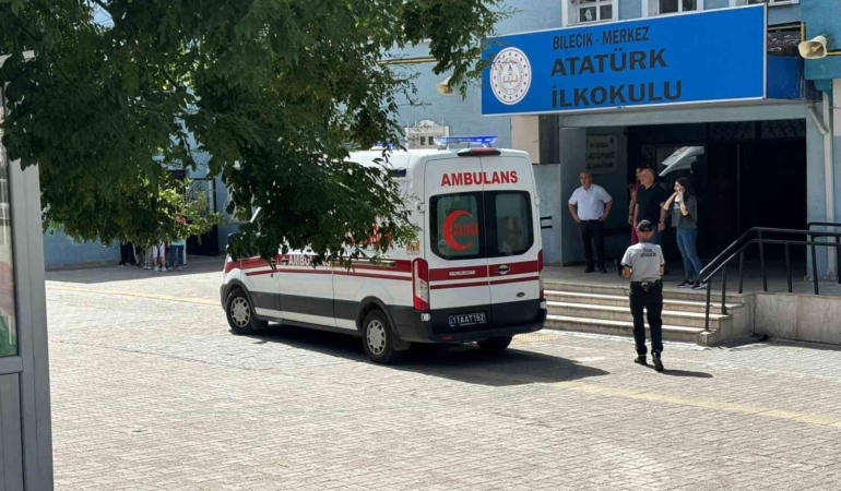 Su sebilinden taşan suya basarak ayağı kayan öğrenci hastanelik oldu