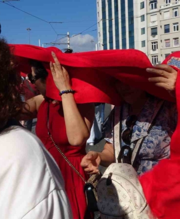 Taksim’de yerli ve yabancı turistler kavurucu sıcaktan korunmaya çalıştı