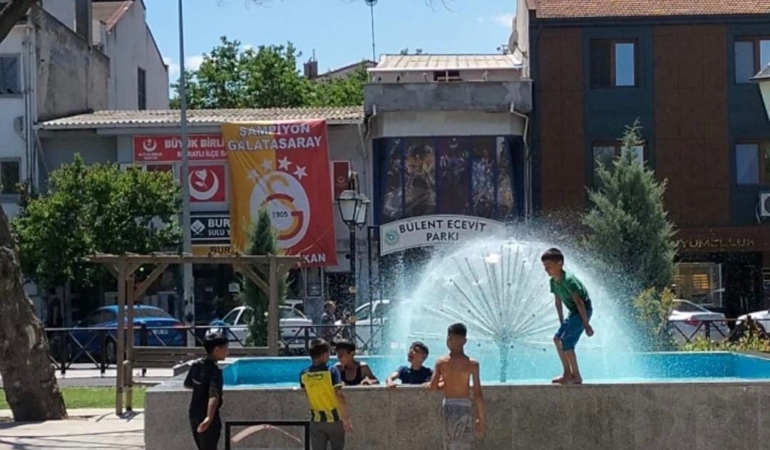 Tekirdağ’da çocukların süs havuzunda tehlikeli oyunu