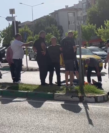 Ticari taksi motosiklete çarptı: 1 yaralı