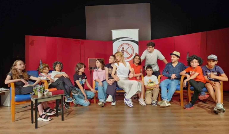 Tiyatronun kalbi Balıkesir Karesi Ortaokulu’nda attı