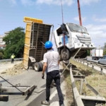 Ümraniye’de hafriyat yüklü kamyon refüje çıktı