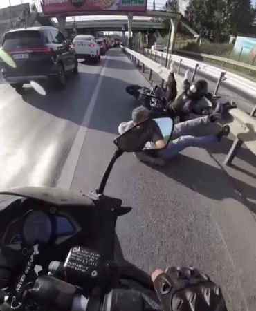 Üsküdar’da akan trafikte karşıya geçmek istedi, motosiklet çarptı