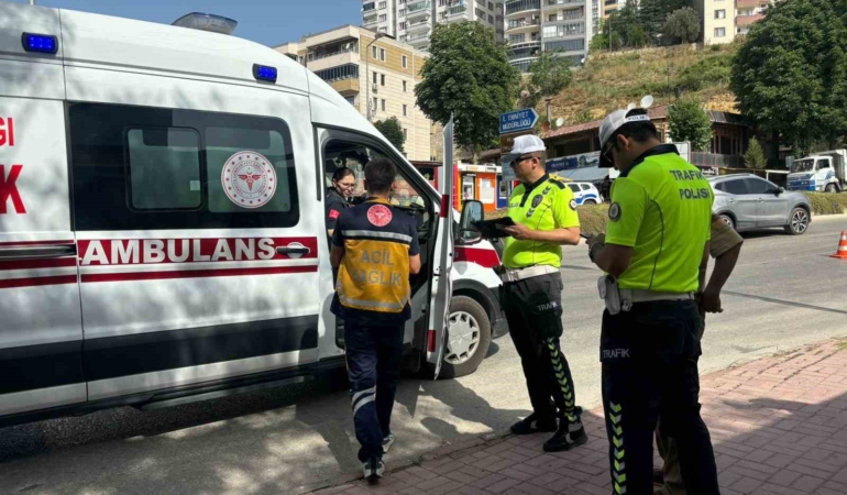 Yayaya yol vermek için duran araca arkasındaki araç çarptı, 1 yaralı