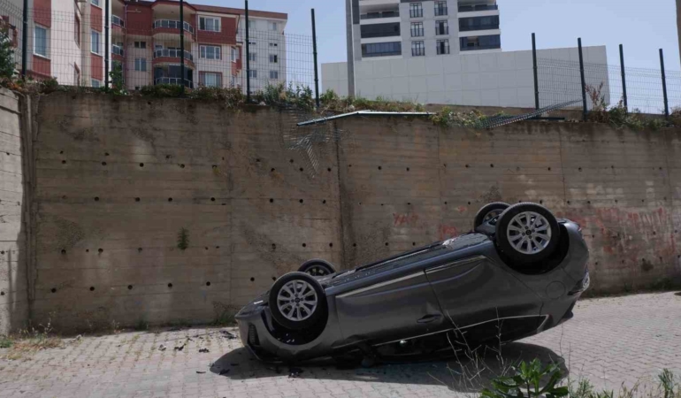 Yeni aldığı arabasıyla sitenin bahçesine uçtu