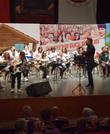 Yıl sonu gösterilerinde renkli sahneler