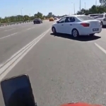 Zeytinburnu’nda motosikletli, parktan çıkan otomobile çarptı: Kaza anı kask kamerasında