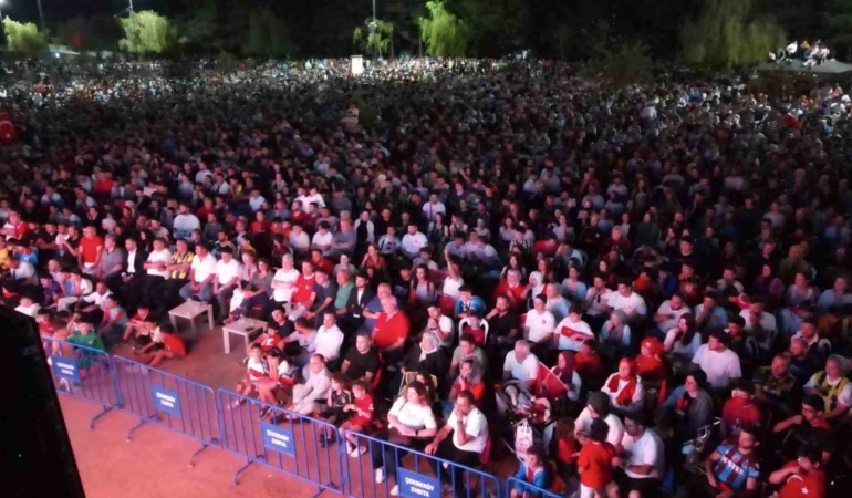 10 bin Çekmeköylü milli maç heyecanını dev ekranlarda yaşadı