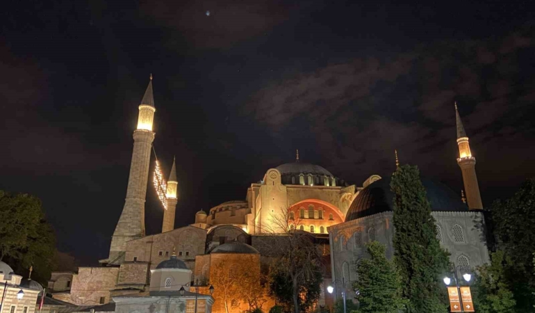 15 Temmuz’un 8’inci yıl dönümünde İstanbul’da camilerde sela okundu