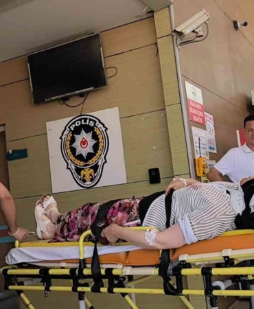 2 otomobil kafa kafaya çarpıştı: 3 yaralı