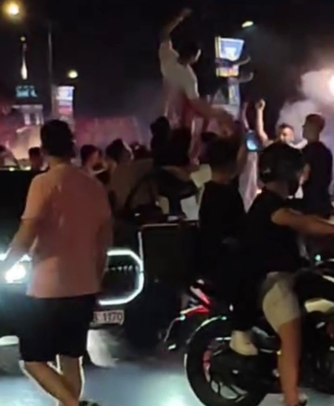 ÜSKÜDAR'DA ASKER EĞLENCESİ YAPAN ŞAHISLAR YOLU TRAFİĞE KAPATTI