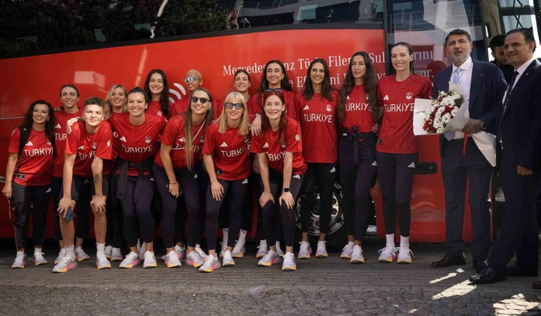 A Milli Kadın Voleybol Takımı’nın Paris yolculuğu başladı