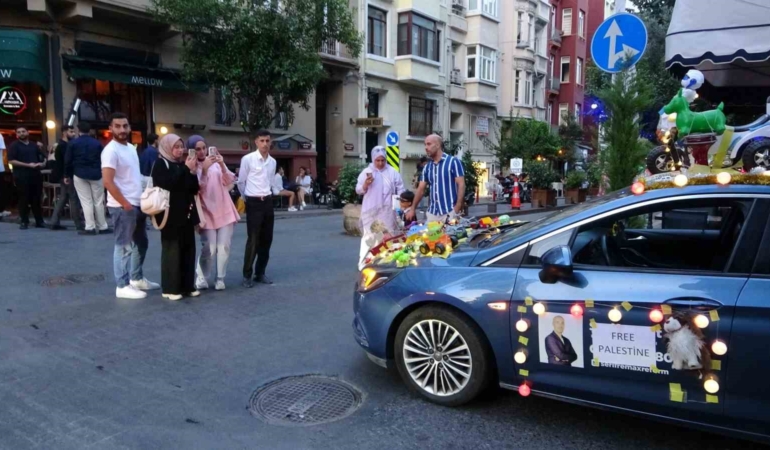 Arabasını oyuncaklarla donatarak Filistinli çocuklar için farkındalık oluşturan vatandaş ilgi odağı oldu
