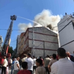 Arnavutköy’de bina çatısı alev aldı, vatandaşlar çatılardan hortumlarla söndürmeye çalıştı
