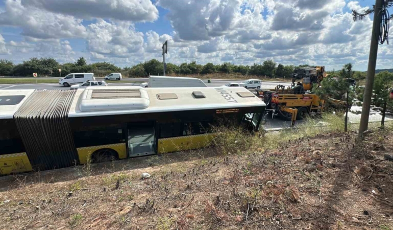 Arnavutköy’de İETT otobüsü su gideri kanalına düştü, faciadan kıl payı dönüldü