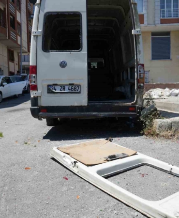 Arnavutköy’de terk edilmiş araçlar mahallelinin korkulu rüyası oldu