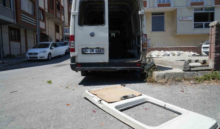 Arnavutköy’de terk edilmiş araçlar mahallelinin korkulu rüyası oldu