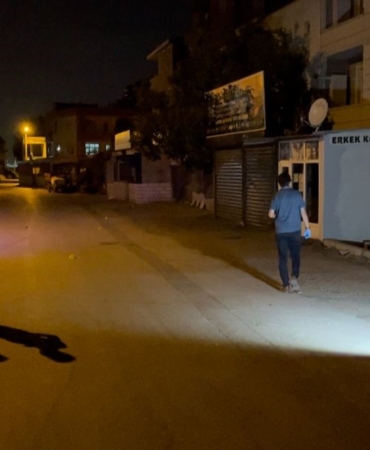 Arsa kavasında akrabalar birbirine girdi, önce yumruklar sonra silahlar konuştu: 4 yaralı