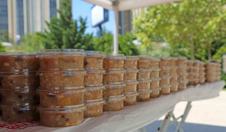 Ataşehir’de 35 bin kişiye aşure ikramı