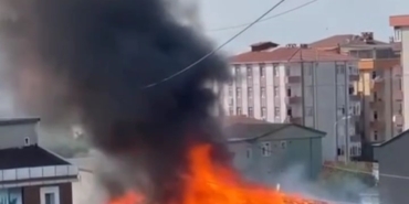 Ataşehir’de bir evin çatısı alev alev yandı