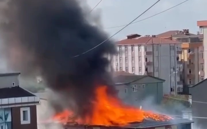 Ataşehir’de bir evin çatısı alev alev yandı