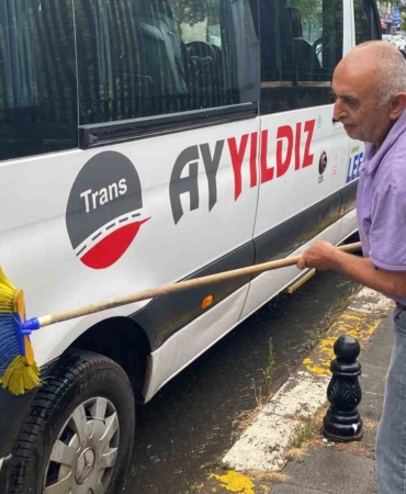 Ataşehir’de yağan yağmurda aracını yıkadı