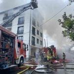 Avcılar’da hurdacıda korkutan yangın, patlayan bidonlar binanın çatısına uçtu