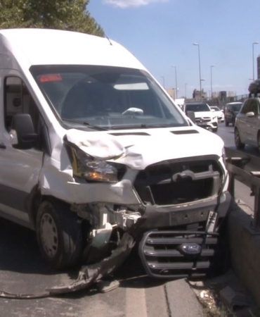 Avcılar’da panelvan araç ve ticari taksi çarpıştı: Taksi içerisindeki yolcu yaralandı