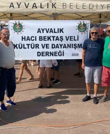 Ayvalık’ta Hacı Bektaş Veli Kültür ve Dayanışma Derneği’nden aşure hayırı