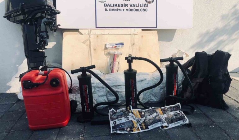 Ayvalık’ta polis 7 düzensiz göçmen ve 2 organizatörü kıskıvrak yakaladı