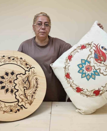 Bağcılar’da 52 yaşındaki kadının hobi olarak başladığı ahşap yakma sanatı gelir kapısı oldu