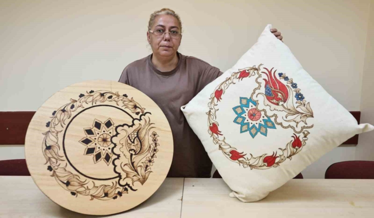 Bağcılar’da 52 yaşındaki kadının hobi olarak başladığı ahşap yakma sanatı gelir kapısı oldu