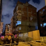 Bahçelievler’de 6 katlı bir binadan düşen tuğla parçaları nedeniyle bina tedbir amacıyla boşaltıldı