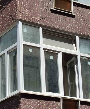 Bahçelievler’de gündüz vakti hırsızlık yapan şahıs kıskıvrak yakalandı: Zanlı itfaiye merdiveniyle aşağı indirildi